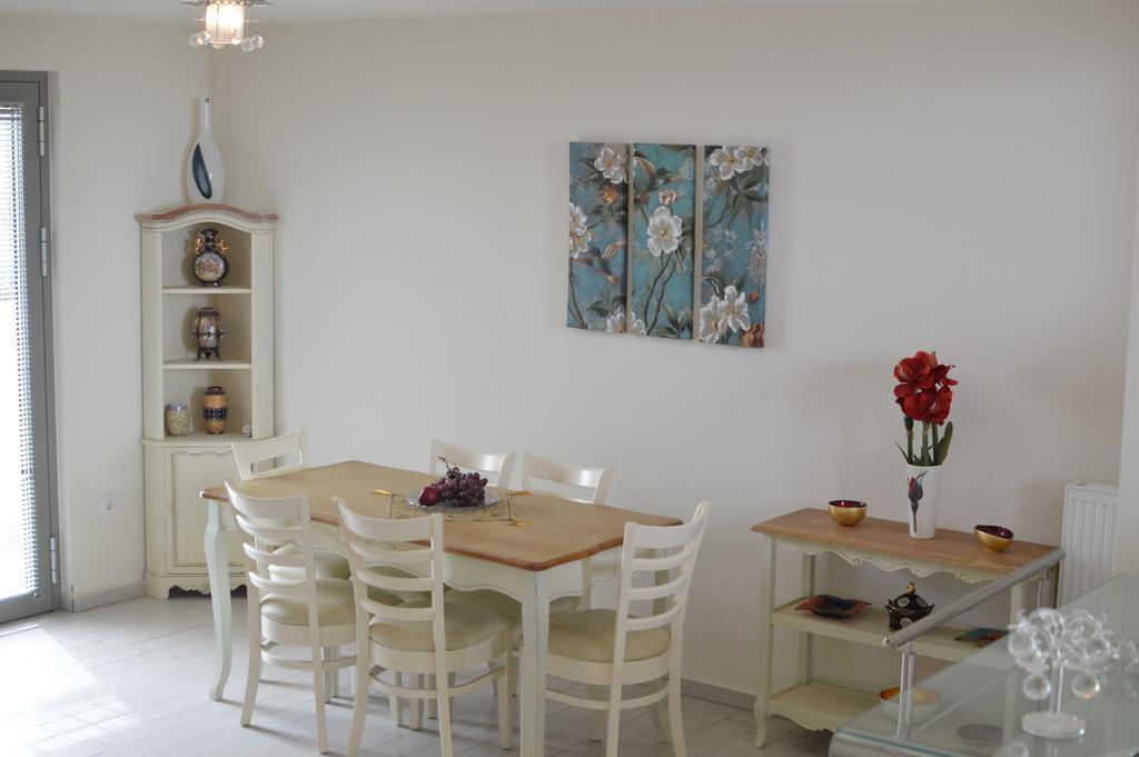 Sea View Beachfront Villa Maria 구베스 외부 사진
